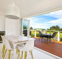 Arklow I Pet Friendly with Ocean Views - Accommodation Redcliffe