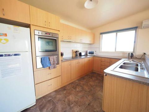 Sunset Deck Beach House Sandy Point - Accommodation Redcliffe 4