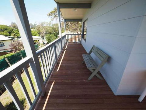 Sunset Deck Beach House Sandy Point - Accommodation Redcliffe 6