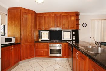 Oomoo 27a - Accommodation Redcliffe 4