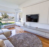 Serene Marinafront 3BR Retreat - Accommodation Redcliffe