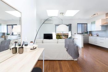 Beachside Apartment With Stunning Views & Parking - Accommodation Redcliffe 5