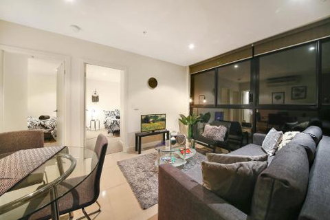 A Cozy 2BR CBD Apartment Near Bourke St. Mall - Accommodation Redcliffe 0