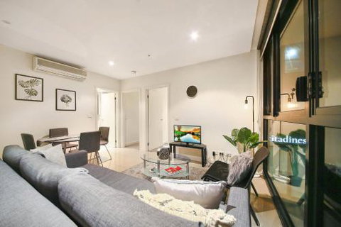 A Cozy 2BR CBD Apartment Near Bourke St. Mall - Accommodation Redcliffe 2