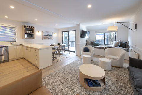 Discobulous 7 - Accommodation Redcliffe 4