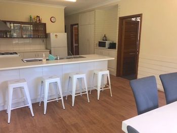 Caves Cottage - Accommodation Redcliffe 5