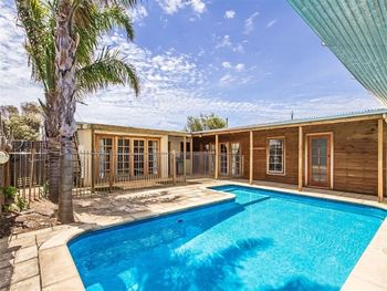 Hidden Oasis - Accommodation Redcliffe 0