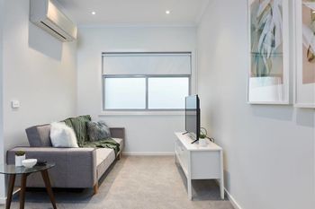 Open & Flowy 1 Bedroom Apartment In Chadstone - Accommodation Redcliffe 0