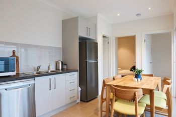 Open & Flowy 1 Bedroom Apartment In Chadstone - Accommodation Redcliffe 2