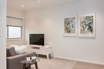 Open & Flowy 1 Bedroom Apartment In Chadstone - Accommodation Redcliffe 3