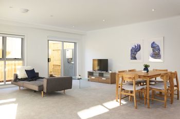 Spacious & Bright 1 Bedroom Apartment - Accommodation Redcliffe 0