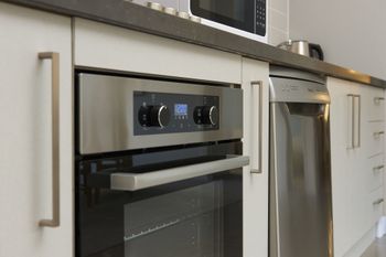 Spacious & Bright 1 Bedroom Apartment - Accommodation Redcliffe 3