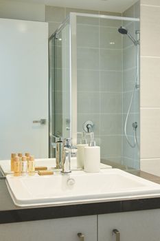 Spacious & Bright 1 Bedroom Apartment - Accommodation Redcliffe 1