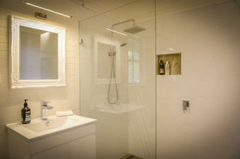 Arcadia Bed & Breakfast & Cottages - Accommodation Redcliffe 3