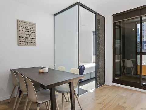 CHARLOTTE Manhatten Building Near Spencer St. & Southern Cross Station - Accommodation Redcliffe 4