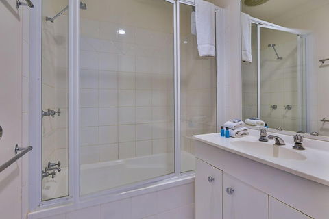 Sunset Waters Apartments - Accommodation Redcliffe 2