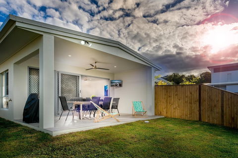 Blue Lagoon Villa B - Accommodation Redcliffe 1
