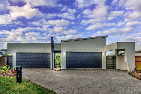 Blue Lagoon Villa B - Accommodation Redcliffe 0