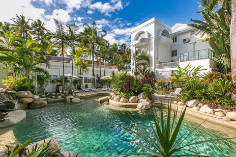 Poolside Apt In Alamanda Beachfront Resort 67 - Accommodation Redcliffe 1