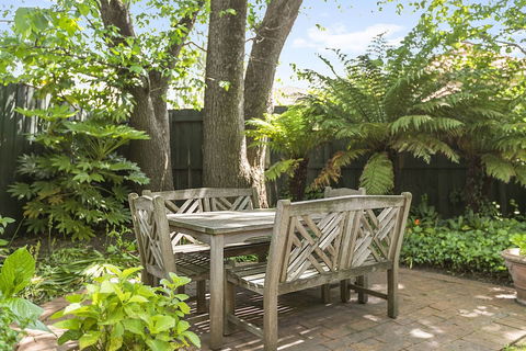 Boutique Stays - Frankie's Place - Accommodation Redcliffe 2
