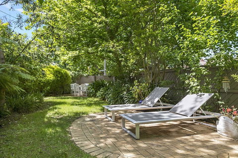 Boutique Stays - Frankie's Place - Accommodation Redcliffe 1