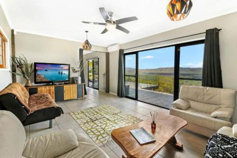 Eagles Loft - Accommodation Redcliffe 0