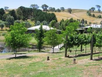 Buttercup Cottage & Private Apartment - Accommodation Redcliffe 2