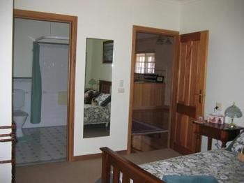 Buttercup Cottage & Private Apartment - Accommodation Redcliffe 4