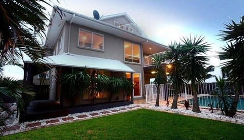 Oceanic 141 Beach House - Accommodation Redcliffe 0