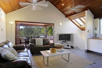 A PERFECT STAY - Clarkes Beach Villa - Accommodation Redcliffe 0