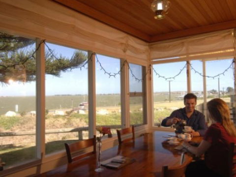 Vue De M Bed & Breakfast - Accommodation Redcliffe 3