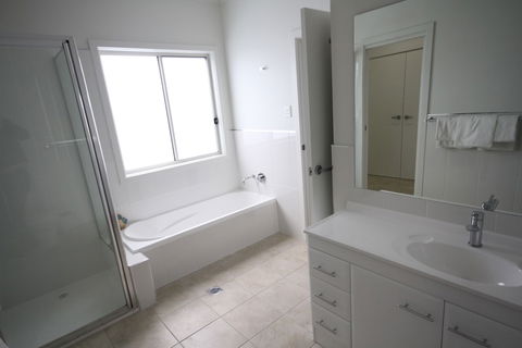 Owl Head Lodge - Accommodation Redcliffe 6