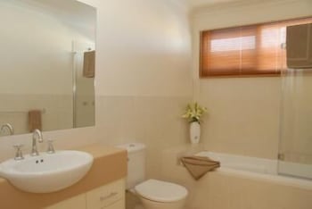 The Lakes Apartments - Accommodation Redcliffe 3