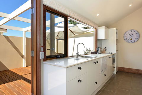 Trafalgar Premium Vintage Suites - Accommodation Redcliffe 6