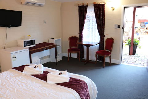 Settlers House York - Accommodation Redcliffe 2
