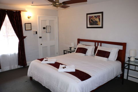 Settlers House York - Accommodation Redcliffe 3