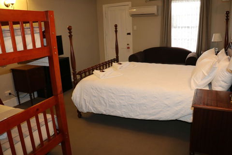 Settlers House York - Accommodation Redcliffe 4