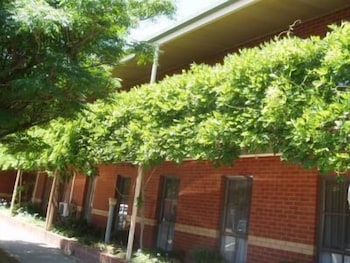 Caledonian Hotel Motel - Accommodation Redcliffe 0