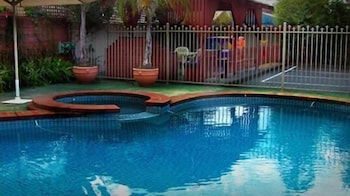 Courtyard Motor Inn - Accommodation Redcliffe 2