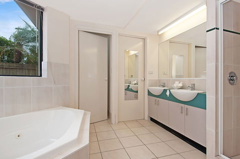 Windward Passage Holiday Apartments - Accommodation Redcliffe 4