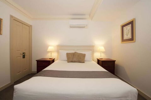 Cobb & Co Court Boutique Hotel - Accommodation Redcliffe 3