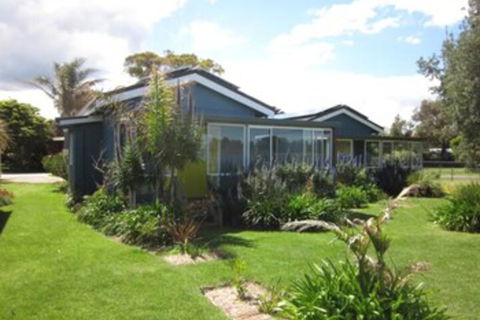 Lakes Waterfront Motel & Holiday Cottages - Accommodation Redcliffe 1