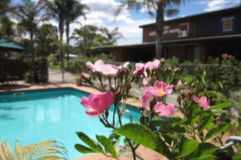 Lakes Waterfront Motel & Holiday Cottages - Accommodation Redcliffe 2
