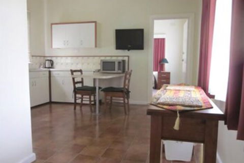 Lakes Waterfront Motel & Holiday Cottages - Accommodation Redcliffe 6