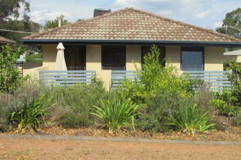 The Pommy Tree - Accommodation Redcliffe 4