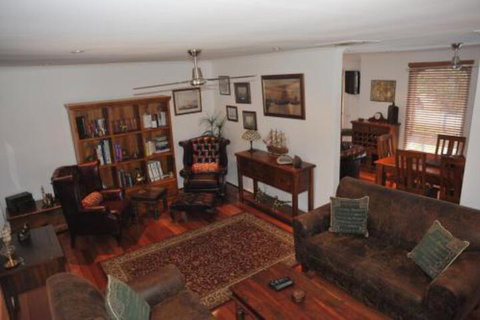 The Pommy Tree - Accommodation Redcliffe 0