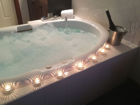 Wine And Roses B&B - Accommodation Redcliffe 6