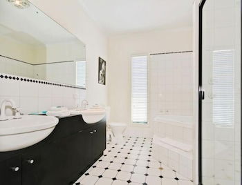 Wine And Roses B&B - Accommodation Redcliffe 0