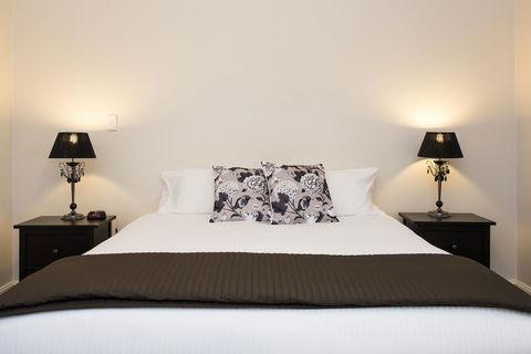 Colonial Court Villas - Accommodation Redcliffe 1
