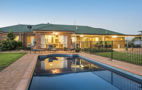 Colonial Court Villas - Accommodation Redcliffe 3